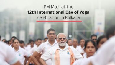 प्रधानमंत्री श्री नरेन्द्र मोदी ने कोलकाता के रेड रोड पर 12वें अंतरराष्ट्रीय योग दिवस समारोह में भाग लिया